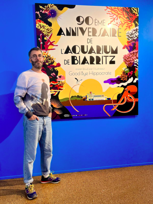 Photo de l'illustrateur Good Bye Hippocrate dans l'exposition ocean [bluz] à l'Aquarium de Biarritz